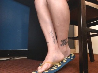 Barefeet Bare Toenails Flip Flops