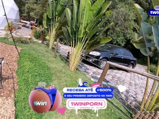 Tentando não gozar com essa bunda grande sentando no pau, transando em chalé publico!