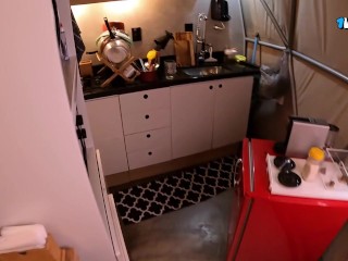 Tentando não gozar com essa bunda grande sentando no pau, transando em chalé publico!