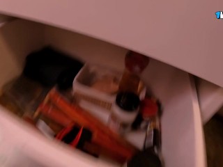 Tentando não gozar com essa bunda grande sentando no pau, transando em chalé publico!