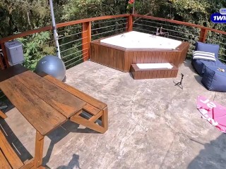 Tentando não gozar com essa bunda grande sentando no pau, transando em chalé publico!