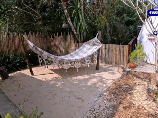 Tentando não gozar com essa bunda grande sentando no pau, transando em chalé publico!