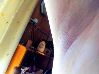 漂白剤臭くて汚い脇を見せつけ。