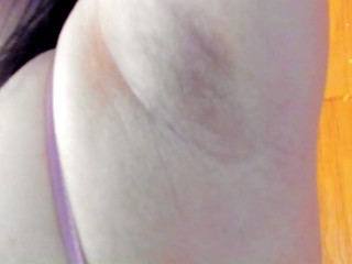 漂白剤臭くて汚い脇を見せつけ。