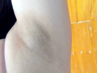 漂白剤臭くて汚い脇を見せつけ。