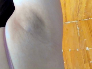 漂白剤臭くて汚い脇を見せつけ。