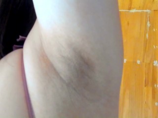 漂白剤臭くて汚い脇を見せつけ。