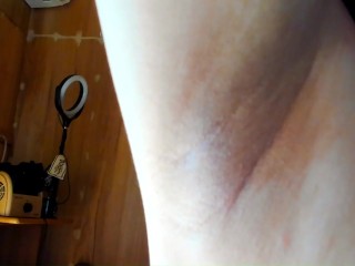 漂白剤臭くて汚い脇を見せつけ。