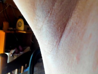 漂白剤臭くて汚い脇を見せつけ。