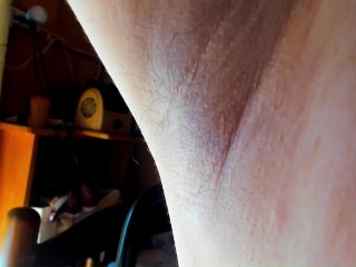 漂白剤臭くて汚い脇を見せつけ。