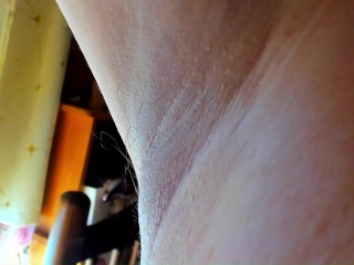 漂白剤臭くて汚い脇を見せつけ。