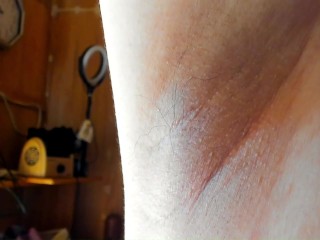 漂白剤臭くて汚い脇を見せつけ。