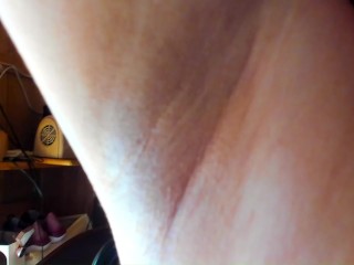 漂白剤臭くて汚い脇を見せつけ。