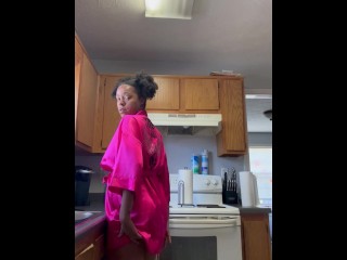 EBONY HOUSEWIFE FILLS HER ASS TO CUM