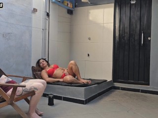 Fodo a buceta di uma das minhas esposas enquanto a outra puxa meus ovos para que eu gose na sua boca