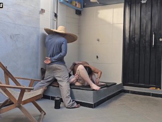 Fodo a buceta di uma das minhas esposas enquanto a outra puxa meus ovos para que eu gose na sua boca