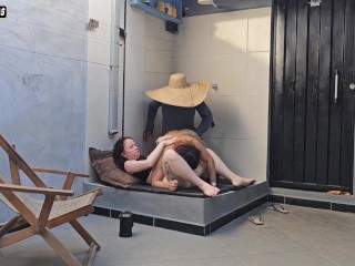 Fodo a buceta di uma das minhas esposas enquanto a outra puxa meus ovos para que eu gose na sua boca