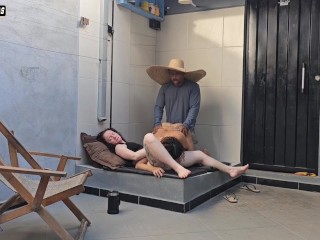 Fodo a buceta di uma das minhas esposas enquanto a outra puxa meus ovos para que eu gose na sua boca