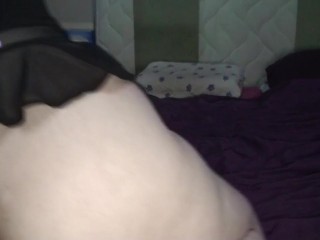 Un plug, des doigts, du bonheur... - Française ronde se fourre un plug puis se doigte