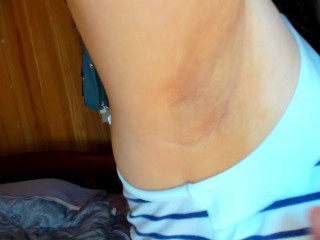 ひょろひょろ生えてる腋毛をぶちぶち毟っていく。