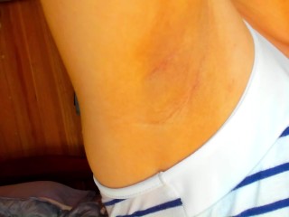 ひょろひょろ生えてる腋毛をぶちぶち毟っていく。