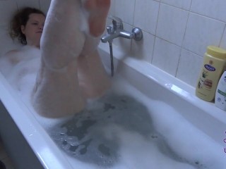 Jolie ronde dans son bain