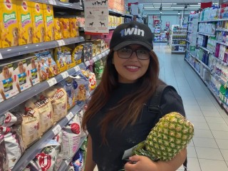 FLIRTING IN MERCADONA WITH PINEAPPLE IN HAND!