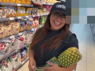 FLIRTING IN MERCADONA WITH PINEAPPLE IN HAND!
