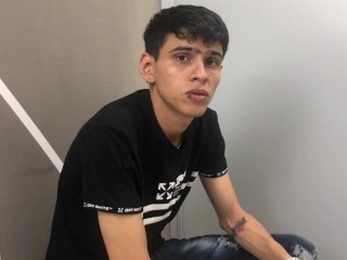 while my parents are not at home, my stepsister is serving my big cock TUflacasex