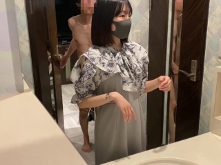 洗面所で帰り支度をしていた可愛い彼女にいきなりちんぽを咥えさせて生ハメ立ちバック。正常位で潮吹き、最後は中出し