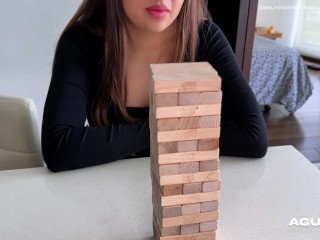 Mi novia salio y su amiga aprovecha para follar conmigo mientras no esta