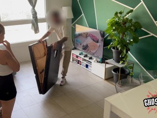 Massaggiatore porco si SCOPA questa TROIA fino a farla SQUIRTARE FORTE