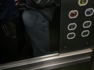 Me cojo a mi VECINA atrapada en el ASCENSOR y termina con la cara llena de leche | Argentina