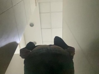 Step sister took off her pants in the toilet and showed her ass