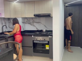 Una rica cogida con mi sexy madrastra en la cocina mientras prepara el almuerzo a su marido.