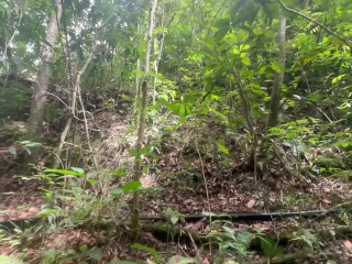 Me voy de excursión al bosque con mi pequeña hermanastra y terminamos cogiendo rico hasta venirm