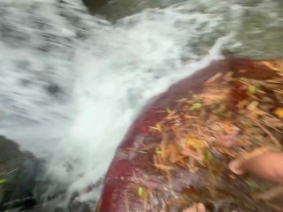 Me voy de excursión al bosque con mi pequeña hermanastra y terminamos cogiendo rico hasta venirm