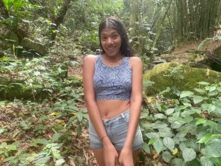 Me voy de excursión al bosque con mi pequeña hermanastra y terminamos cogiendo rico hasta venirm