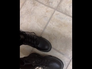 Boot try-on + toe wiggling