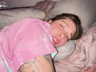 Mi hermanastro me abre el culo con los dedos hasta meter su gran polla