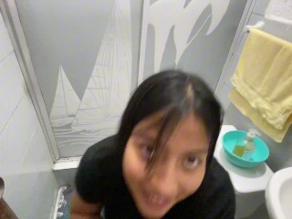 Hermanastra follada mientras se cepilla los dientes