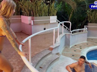 Desconocido me folla duro en la piscina del hotel mientras mi novio no está