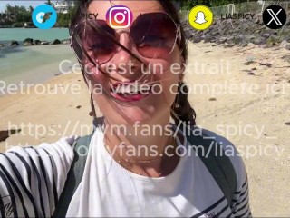 Vlog à Maurice, baise sur une plage publique et éjac sur des lunettes