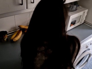 LE PIDO A MI VECINO QUE ME ARREGLE LA TUBERA DE LA COCINA Y LE PAGO CON UNA RICA FOLLADA RAPIDITA