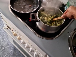 LE PIDO A MI VECINO QUE ME ARREGLE LA TUBERA DE LA COCINA Y LE PAGO CON UNA RICA FOLLADA RAPIDITA