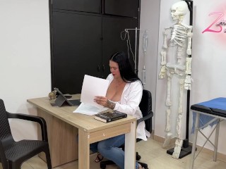 Paciente tiene una ereccion mientras le hago su revision y no puedo evitar follarme su enorme verga