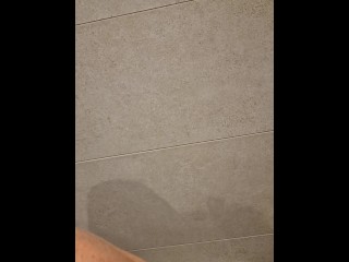 Schwangere Milf bekommt Creampie im Badezimmer und schreit