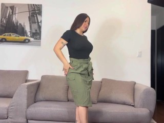 Mi madrastra y yo nos calentamos tanto que ella acepta grabar video porno!