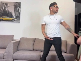 Mi madrastra y yo nos calentamos tanto que ella acepta grabar video porno!