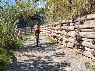Voglio succhiarlo e farmi scopare in riva al mare.